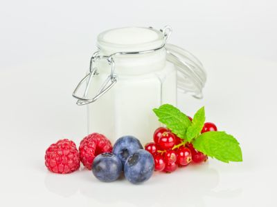 In einem Weckglas ist Joghurt, im Vordergrund frische Früchte