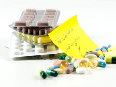 Tabletten mit einem Post-it "Tabletten entsorgen!"