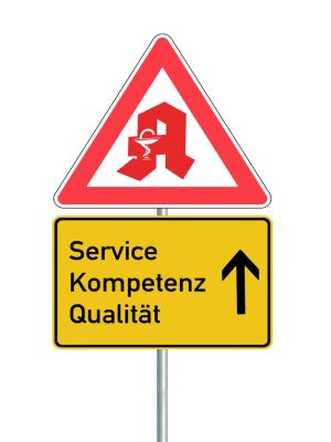 Vorfahrt-achten-Schild mit Apothekenzeichen, darunter Schild mit den Worten "Service Kompetenz Qualität", freigestellt