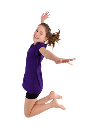 Ein Kind mit violettem Shirt springt in die Luft.