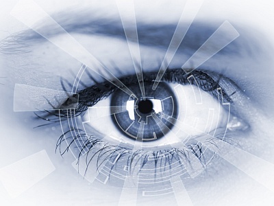 Blaues Bild, Auge in Großaufnahme,Strahlen zeigen auf die Iris.