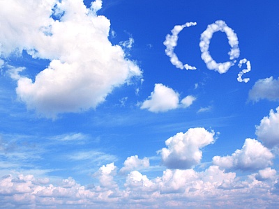 CO2 Symbol aus Wolken am Wolkenhimmel