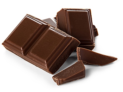 Schokoladenstücke auf weißem Grund