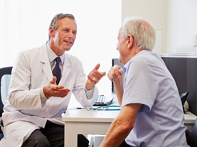 Ein älterer Herr wird von seinem Arzt beraten.