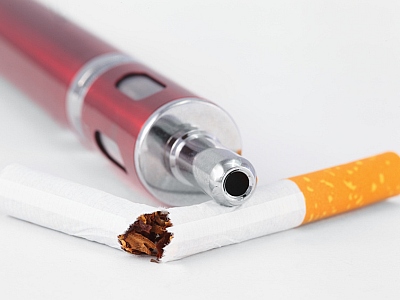e-Zigarette und zerbrochene Tabakzigarette