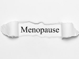 Wort Menopause auf gerissenem Papier