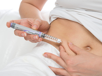 Insulin wird bei Diabetes mit der Spritze veranreicht