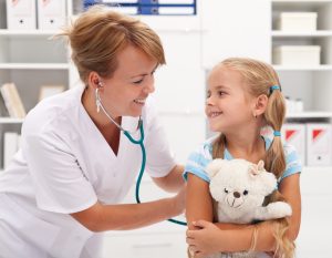 Kleines Mädchen wird von einer Ärztin untersucht