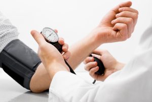 Arzt misst Blutdruck