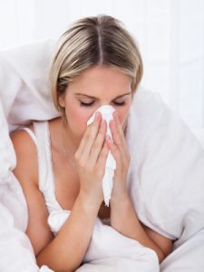 Eine Frau hat Probleme mit Milben im Bett