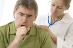 Ständiger Husten ist ein typisches Symptom der COPD.