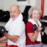 Ein Ehepaar macht Sport im Alter