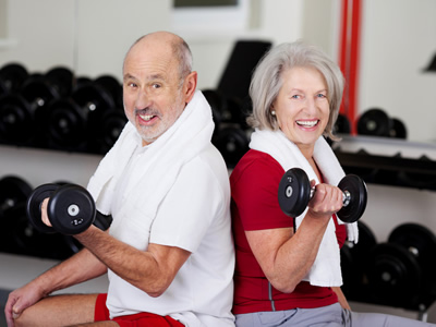 Ein Ehepaar macht Sport im Alter