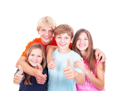 Vier glückliche Kinder posieren gemeinsam für ein Foto