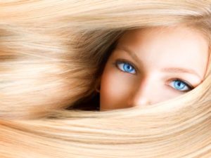 Blonde Frau mit blauen Augen