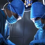 Zwei Chirurgen im OP