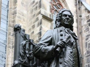 Statue von J. S. Bach vor einer Kirche