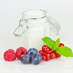 In einem Weckglas ist Joghurt, im Vordergrund frische Früchte