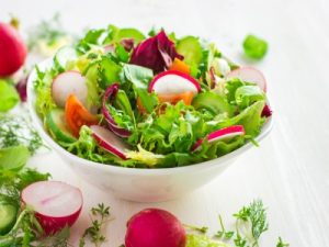 Frischer, knackiger Salat in einer Schüssel