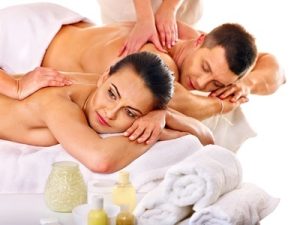 Ein Paar genießt die erholsame Massage mit schönen Düften.