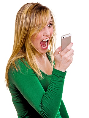 Frau im grünen Pullover schreit in ihr Telefon.