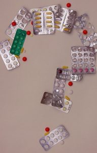 angebrochene Arzneimittel formen ein Fragezeichen
