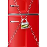 Roter Kühlschrank mit Kette verschlossen.