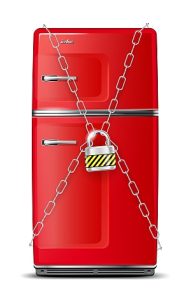 Roter Kühlschrank mit Kette verschlossen.