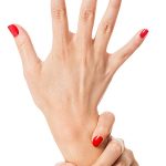 Schöne Frauenhände mit rot lackierten Nägeln