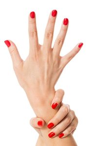 Schöne Frauenhände mit rot lackierten Nägeln