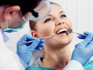 Frau bei Zahnuntersuchung