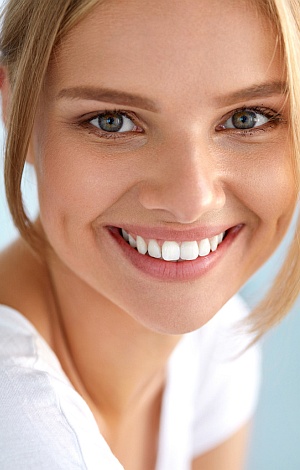 Portrait einer schönen Frau mit schönen Zähnen