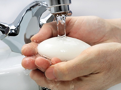Anstecken erfolgt oft über die Hände. Deshalb Hände waschen: Nach dem Niesen, nach dem Kontakt mit Kranken.