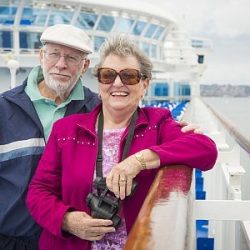 Fröhliche Senioren auf Kreuzfahrtschiff