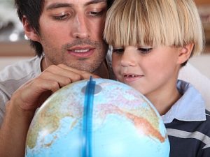 Vater und Sohn betrachten einen Globus