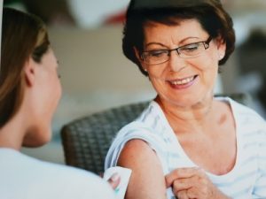 Auch für ältere Menschen ist eine Keuchhusten-Impfung wichtig
