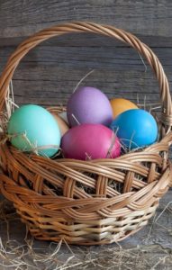 Bunte hartgekochte Eier halten sich in der Regel im Kühlschrank zwei bis vier Wochen
