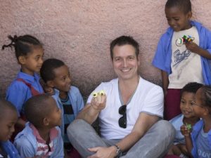 Dieter Nuhr engagiert sich für SOS Kinderdörfer