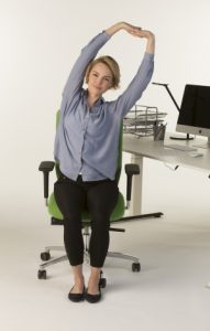 Streckübungen auf dem Stuhl helfen im Büro gegen Rückenschmerzen