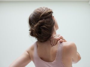 Kopfschmerzen gehen oft mit Nackenschmerzen einher