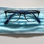 Eine beschlagene Brille trotz Mund-Nasen-Schutz vermeiden