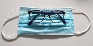 Eine beschlagene Brille trotz Mund-Nasen-Schutz vermeiden