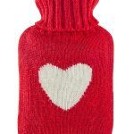 Rote Wärmflasche mit weißem Herz