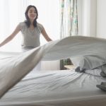 Lauwarm duschen, dünne Decke: So schläft man bei Sommerhitze besser