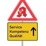 Vorfahrt-achten-Schild mit Apothekenzeichen, darunter Schild mit den Worten "Service Kompetenz Qualität", freigestellt