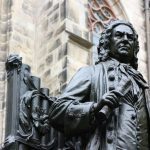 Statue von J. S. Bach vor einer Kirche