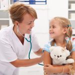 Kleines Mädchen wird von einer Ärztin untersucht