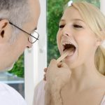 Frau beim Hals-Nasen-Ohrenarzt