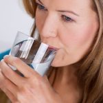 Close up Frau, die aus einem Gals Wasser trinkt