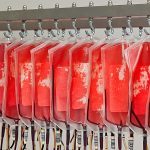 Blutkonserven von Blutspendern im Blutlabor.